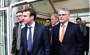 Le ministre de l'Economie Emmanuel Macron (2eG) aux côtés d'investisseurs américains à l'extérieur des locaux du groupe verrier français Arc International, le 24 décembre 2014 à Arques