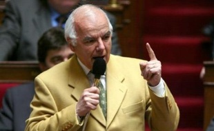 JLe député-maire de Montreuil, Jean-Pierre Brard, a renvoyé lundi dans les cordes Clémentine Autain (app-PCF), adjointe à la mairie de Paris, qui souhaite être candidate pour les municipales sur sa liste à Montreuil, déclarant qu'"elle n'est pas Montreuilloise".