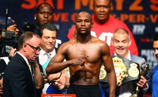 Floyd Mayweather lors de la pesée à la veille de son combat contre Manny Pacquiao.