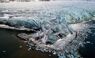 La fonte de la banquise de l'Arctique, qui vient d'atteindre son record absolu, est "un indicateur très visible, palpable, du réchauffement climatique", qui doit "nous encourager à tout mettre en oeuvre pour stabiliser notre climat", a souligné le climatologue français Jean Jouzel.