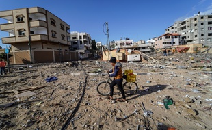 Un enfant dans les décombres après un bombardement israélien à Gaza.