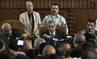 Le tribunal égyptien chargé de juger le Guide suprême des Frères musulmans et ses adjoints pour "incitation au meurtre" s'est récusé mardi, moins d'une semaine avant l'ouverture du procès du président Mohamed Morsi, issu de la puissante confrérie et destitué par l'armée.