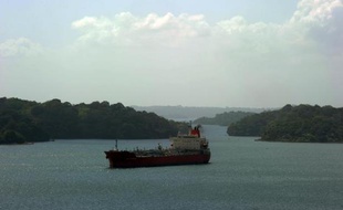 Un cargo à l'entrée du Canal de Panama, en janvier 2014
