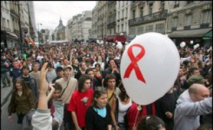 Environ 80.000 personnes selon la police, quelques centaines de milliers selon les organisateurs, ont défilé dimanche après-midi dans les rues de Paris lors d'une grande parade musicale organisée par Solidarité Sida, pour demander l'accès aux médicaments pour les pays pauvres touchés par le virus.
