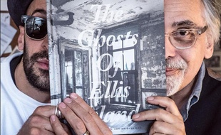 Le photographe JR et le dessinateur Art Spiegelmann posent avec leur ouvrage le 15 avril 2015