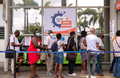 Des personnes font la queue pour se faire vacciner contre le coronavirus dans un centre de vaccination de Pointe-à-Pitre en Guadeloupe, le 30 juillet 2021.