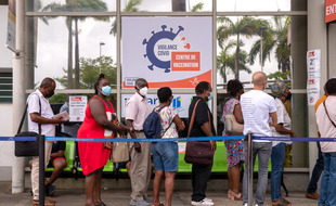 Des personnes font la queue pour se faire vacciner contre le coronavirus dans un centre de vaccination de Pointe-à-Pitre en Guadeloupe, le 30 juillet 2021.