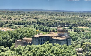 Le château de La Barben, parc à thème « Rocher Mistral » est situé à 20 minutes d'Aix