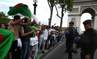 Des supporters célèbrent la victoire de l'Algérie en demi-finale de la CAN, le 11 juillet 2019 sur les Champs-Elysées.