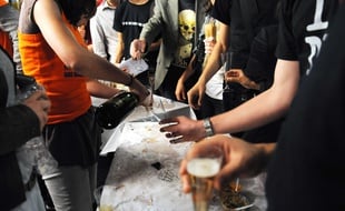 Un logement, situé dans le Marais à Paris et loué sur Airbnb, accueille une soirée post bac le 29 juin avec 200 à 300 personnes et cause plus de 20.000 euros de dégâts.