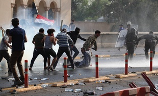 Des affrontements entre les forces de l'ordre et des manifestants à Bagdad le 1er octobre 2019.