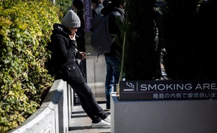 Un espace fumeur, dans les rues de Tokyo, au Japon, le 9 mars 2017 (illustration).