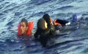 Capture d'écran d'une vidéo de la marine italienne montrant un plongeur en train de secourir des migrants le 12 octobre au large de Malte