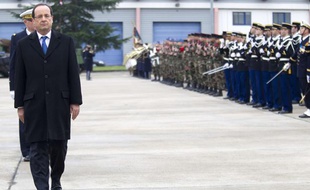 François Hollande sur la base militaire d'Olivet près d'Orléans (Loiret), le 9 janvier 2013