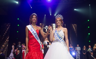 Maëva Coucke (à droite) a remis l'écharpe de Miss Nord-Pas-de-Calais à Annabelle Varane, qui lui succède dans cette fonction.