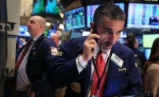 La Bourse de New York a débuté la séance en légère baisse mercredi, après des indicateurs américains contrastés et dans l'attente des minutes de la dernière réunion de la Banque centrale américaine (Fed): le Dow Jones lâchait 0,02% et le Nasdaq 0,04%.