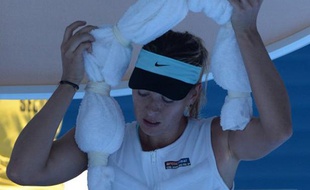 La joueuse russe Maria Sharapova, lors d'un changement de côté à l'Open d'Australie, le 16 janvier 2014.