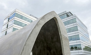 Les premières pierres de la maison imprimée en 3D par ExTreeE ont été posées sur le campus de Dassault Systèmes en banlieue parisienne.