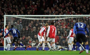 Le "Super Sunday" du Championnat d'Angleterre a débouché sur un statu quo en tête après les victoires de Manchester City sur Tottenham (3-2) et de Manchester United à Arsenal (2-1) lors des deux chocs au sommet de la 22e journée.