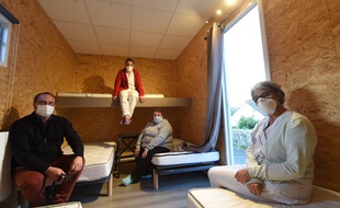 Le personnel soignant de l'Ehpad de Bouere (Mayenne) dort dans un camion aménagé.