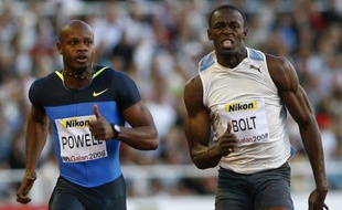 Le Jamaïcain Asafa Powell (à gauche) vainqueur du 100m du meeting de Stockholm devant son compatriote Usain Bolt (à droite), le 22 juillet 2008.