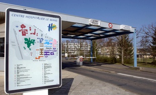 Vue prise le 19 mars 2003 de l'entrée du centre hospitalier du Mans