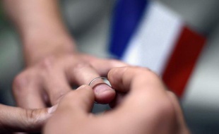 Le ministre de l'Intérieur Manuel Valls souhaite "incriminer davantage par la loi le discours et les actes homophobes", a-t-il dit mercredi sur i-Télé, justifiant le dispositif de sécurité mercredi autour du premier mariage homosexuel à Montpellier.
