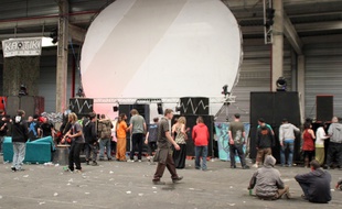 Illustration de teufeurs participant à une rave party à Rennes.