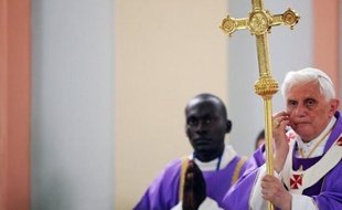 Le pape Benoît XVI a appelé samedi, au deuxième jour de sa visite en Angola, les catholiques à travailler à la conversion des adeptes de sorcellerie, nombreux dans cette région d'Afrique sub-équatoriale.