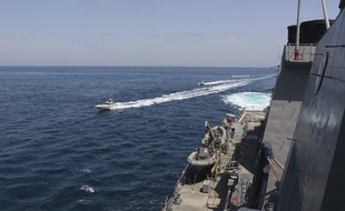 Des bateaux des gardiens de la révolution iranienne naviguent le 15 avril autour des navires militaires américains dans le golfe Persique près du Koweït.