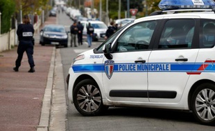 Des policiers dans une rue de Tremblay-en-France, en Seine-Saint-Denis, où un millier de plants de cannabis ont été retrouvés dans une maison, le 9 novembre 2014