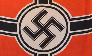 Un jeune Alsacien a été condamné à 80 heures de travaux d'intérêt général pour avoir exposé dans son salon, bien visible de la voie publique, un drapeau nazi, a-t-on appris mercredi auprès du parquet de Saverne.