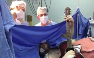 Capture d'écran de la vidéo d'un Brésilien qui joue de la guitare et chante durant une opération au niveau du cerveau (vidéo postée le 2 juin 2015).