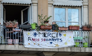 Une banderole de remerciement aux soignants, le 17 mars à Lyon.