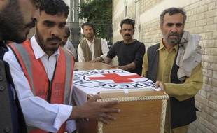 Le meurtre sauvage d'un employé de la Croix-Rouge et la diffusion d'une vidéo d'otage américain suppliant qu'on épargne sa vie ont rappelé ces derniers jours les dangers croissants qui menacent les travailleurs humanitaires au Pakistan et compliquent leur tâche sur le terrain.