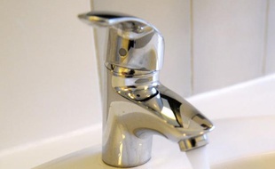 Près de deux millions de personnes en France reçoivent une eau non conforme aux réglementations car trop polluée, selon l'association de consommateurs UFC-Que Choisir, mettant en cause l'agriculture, à l'origine de près de 70% des pollutions.