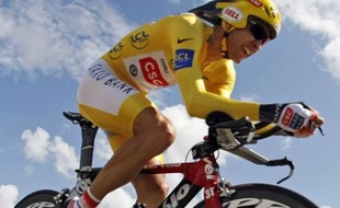 Carlos Sastre lors du contre-la-montre de la 20e étape du Tour de France 2008.