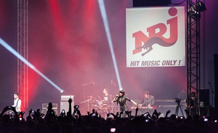 Lilly Allen sur la scène du NRJ Music Tour à Lyon le 5 avril 2014