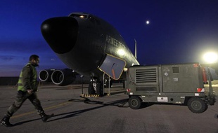 Un avion ravitailleur de l'armée française, le 25 mars 2011, en mer Méditerranée.