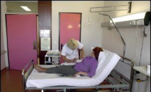Le Nord/Pas-de-Calais est la région française la plus affectée par les cancers, un fléau surtout lié à celui de la précarité, la surmortalité avant 65 ans y dépasse presque de moitié la moyenne nationale et s'envole dans certaines poches de pauvreté, selon les autorités sanitaires.