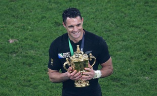 Dan Carter avec la Coupe du monde de rugby dans les bras, le 31 octobre 2015 à Twickenham.
