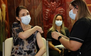 La Première ministre néo-zélandaise, Jacinda Ardern, s'était fait vacciner le 18 juin.
