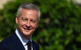 Bruno Le Maire sur le point d'assister au conseil des ministres hebdomadaire, le 5 juillet 2017, à l'Elysée.