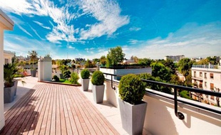 Vue coûteuse depuis une terrasse panoramique en proche banlieue parisienne