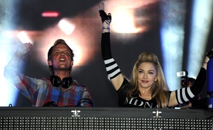 Le DJ suédois Avicii (Tim Bergling), aux côtés de Madonna lors du festival Ultra de Miami, le 24 mars 2012.