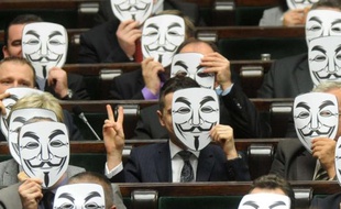 Des députés polonais du Mouvement Palikot (parti de gauche) derrière un masque de Guy Fawkes, le 26 janvier 2012, pour protester contre la signature par l'UE de l'accord ACTA.