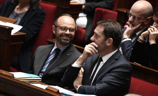 Le Premier ministre Edouard Philippe et le Secrétaire d'État chargé des Relations avec le Parlement Christophe Castaner à l'Assemblée nationale le 6 décembre 2017.