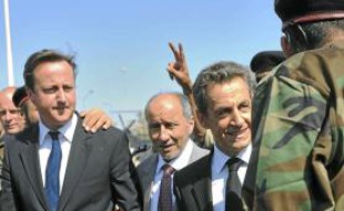 David Cameron et Nicolas Sarkozy, à leur arrivée à l'hôpital de Tripoli, hier.