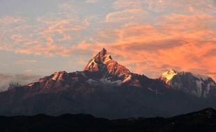 Le Machapuchre près d ela ville touristique de de Pokhara en Indes, le 30 décembre 2014