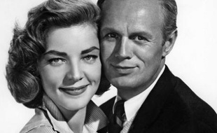 Lauren Bacall et Richard Widmark dans le film «La Toile d'Araignée» («The Cobweb») de Vincente Minnelli, en 1955.
